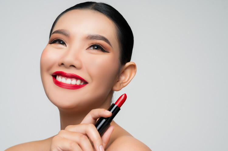 Experts Say These Lipstick Shades Instantly Whiten Teeth