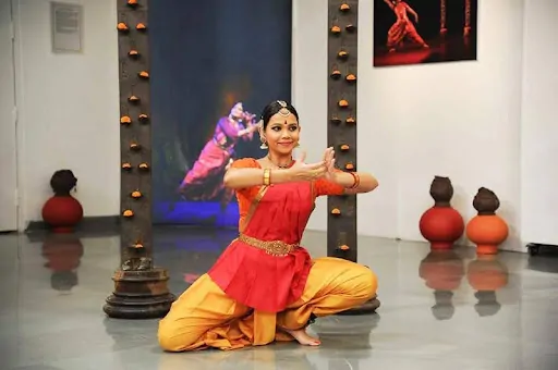 How do Delhi’s best Bharatanatyam schools structure lessons?